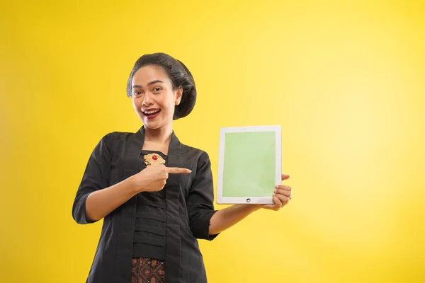 Счастливая азиатская женщина с кебая показывая экран планшета — стоковое фото