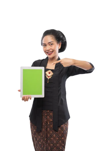 Felice donna asiatica con kebaya mostrando schermo tablet — Foto Stock