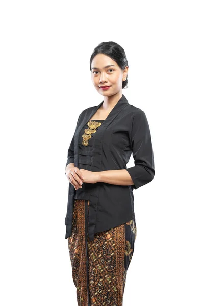 Indonezyjka ubrana w Kebaya stojąca bokiem i uśmiechnięta do kamery — Zdjęcie stockowe