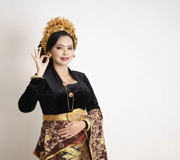 Sorrindo mulher balinesa vestindo roupas tradicionais com gesto ok — Fotografia de Stock