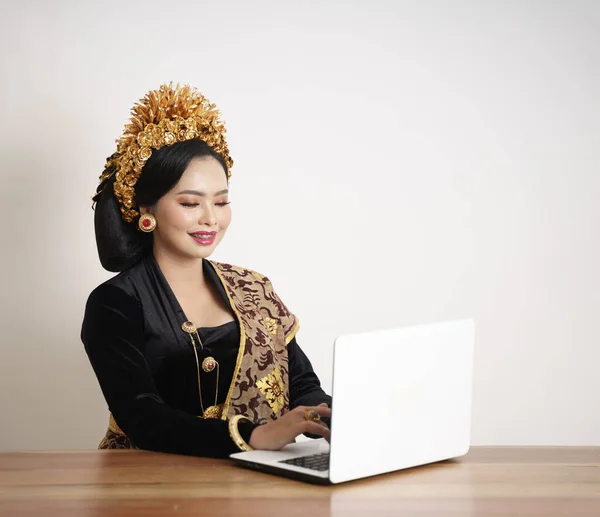 Geleneksel kıyafetler giyen Balili kadın bilgisayar laptopu kullanıyor — Stok fotoğraf