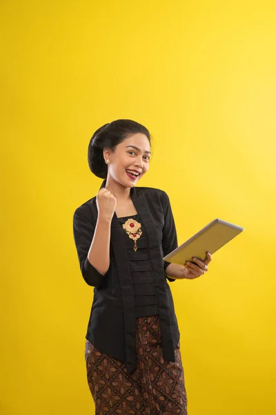 Kebaya 'lı mutlu Asyalı kadın tablet telefon kullanıyor. — Stok fotoğraf