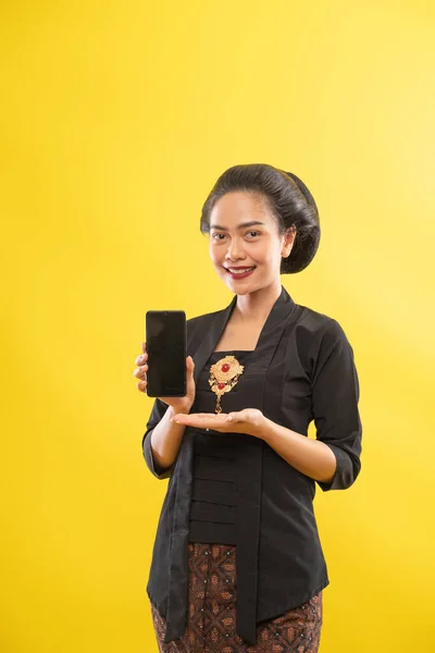 快乐的亚洲女人，带着番茄酱展示手机屏幕 — 图库照片