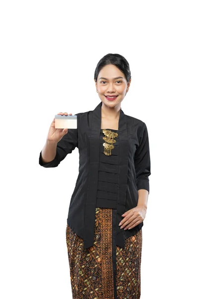 Femme portant la robe traditionnelle javanaise Kebaya portant carte de crédit — Photo