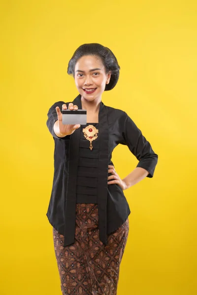 Javanese kobieta w tradycyjnej sukience Kebaya pokazuje kartę kredytową — Zdjęcie stockowe