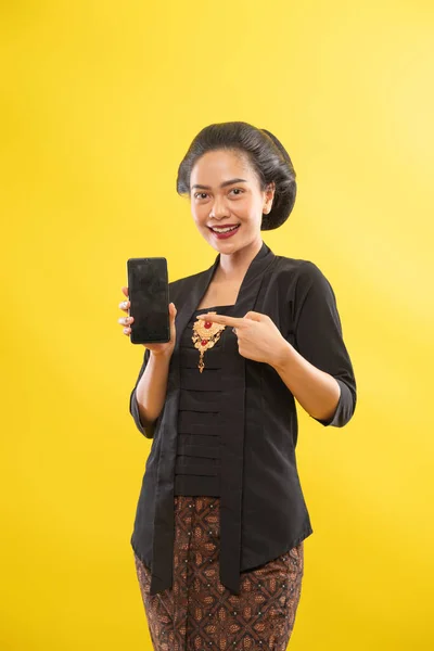 Glad asiatisk kvinna med kebaya visar telefonskärmen — Stockfoto