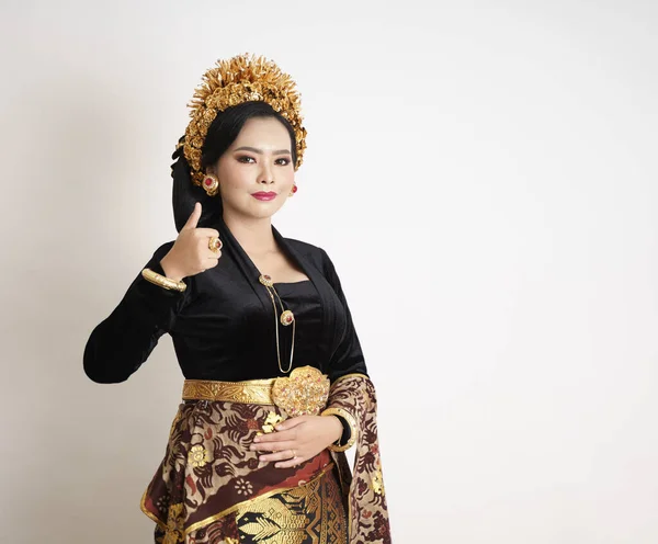 Balinesisk kvinna klädd i traditionella kläder med tummen upp — Stockfoto