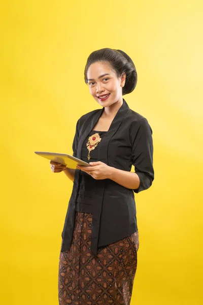 Szczęśliwy Azji kobieta z kebaya za pomocą tablet komputer — Zdjęcie stockowe