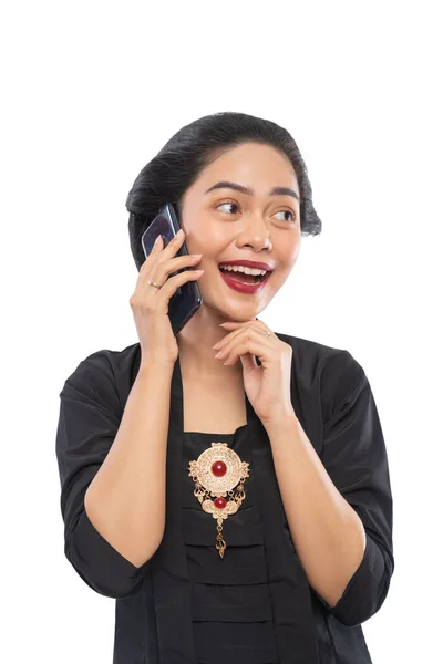 Feliz asiático mujer con kebaya llamando por teléfono — Foto de Stock