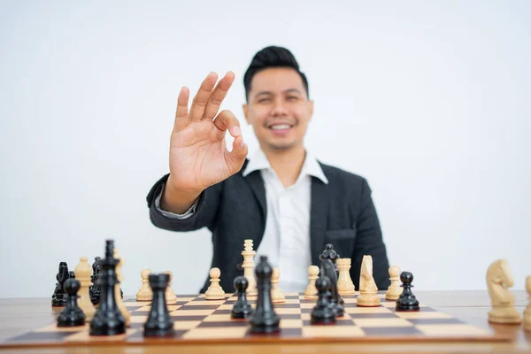 Ok uomo mano gesto durante la riproduzione di scacchi su sfondo isolato — Foto Stock