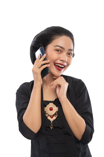 ケバヤのいる幸せなアジア人女性が電話で — ストック写真