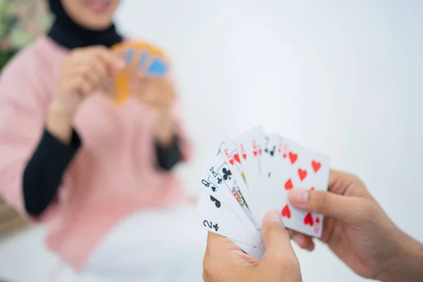 Flera kort i handen när du spelar kort med kvinnliga vänner — Stockfoto