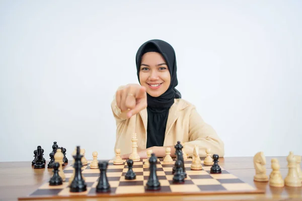 Hijab donna con dito puntato mentre seduto a giocare a scacchi — Foto Stock