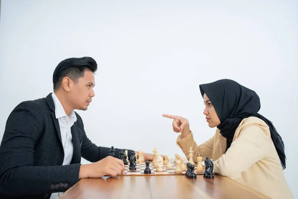 Uomo e donna che si guardano mentre giocano a scacchi — Foto Stock