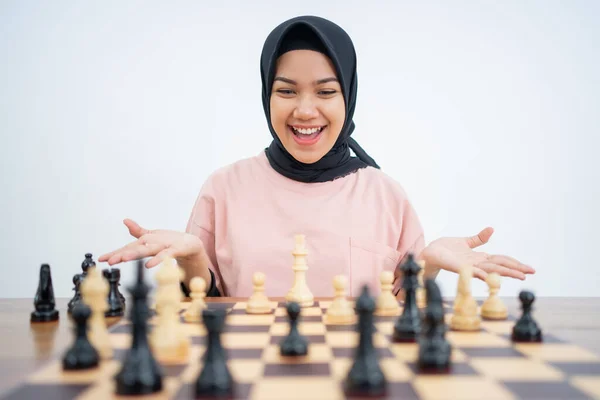 Lycklig beslöjad kvinna med rätt drag medan du spelar schack — Stockfoto