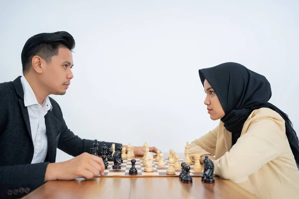 Mann und Frau schauen sich beim Schachspielen an — Stockfoto