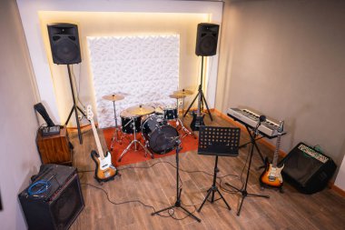 Davul ve gitarlı müzik odası, bas ve ses sistemi