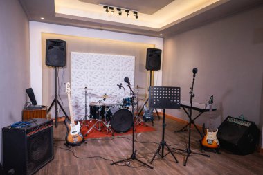 Müzik provası stüdyosu ve müzik ekipmanları