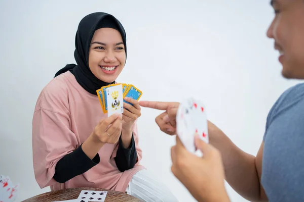 Frau zeigt beim Kartenspielen mit männlichen Freunden eine Karte — Stockfoto