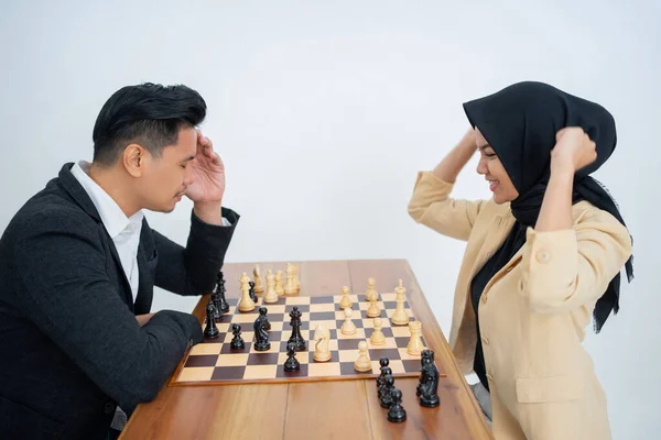 Femme voilée gagne contre l'homme en costume tout en jouant aux échecs — Photo