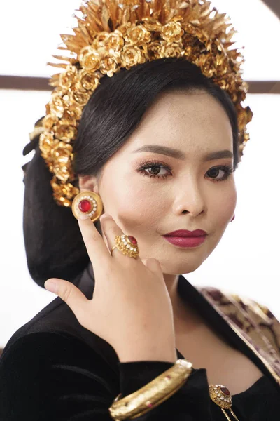 Gadis mengenakan Kebaya Bali dan perhiasan dengan latar belakang jendela besar — Stok Foto