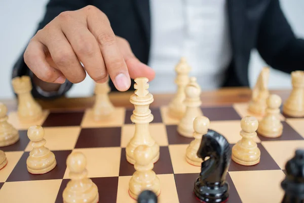 Ruka drží krále krok při hraní šachů — Stock fotografie