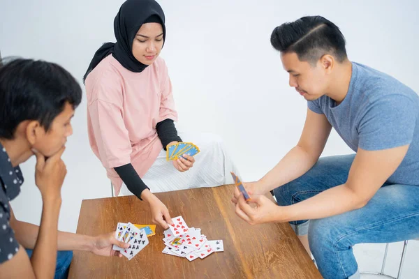 Kvinna att sätta kort på bordet medan du spelar kort med vänner — Stockfoto