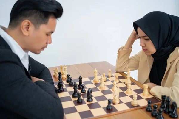 Donna in velo ottenere confuso durante la riproduzione di scacchi — Foto Stock