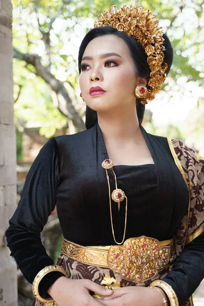 Mulher bonita vestindo roupas tradicionais balinesas, kebaya preto e Payas — Fotografia de Stock