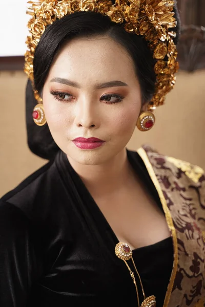 Dekat dengan wanita mengenakan mahkota Payas dan Kebaya Bali — Stok Foto