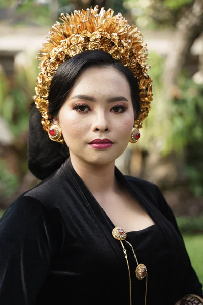 Vrouw dragen Balinese kebaya met een boom als achtergrond — Stockfoto