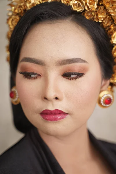 Piękna kobieta spogląda w koronie Payas i balijskiej Kebaya — Zdjęcie stockowe