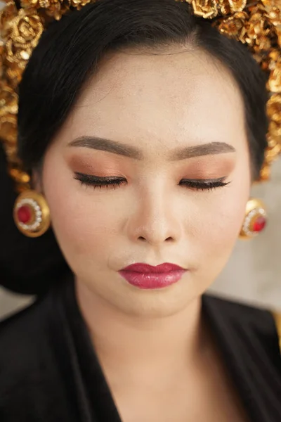Dziewczyna zamyka oczy w biżuterii, Payas korony i balijski Kebaya — Zdjęcie stockowe
