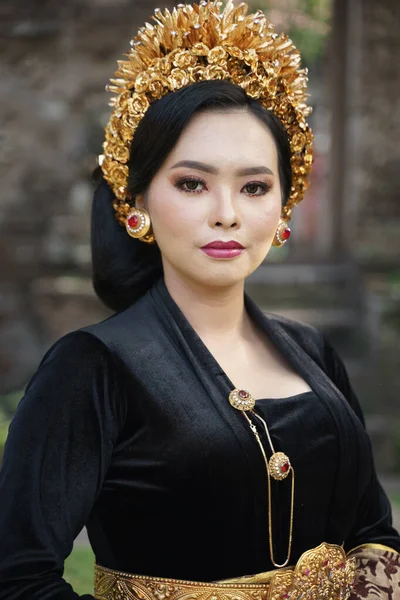 Mulher vestindo kebaya balinês preto e jóias roxas ao ar livre — Fotografia de Stock