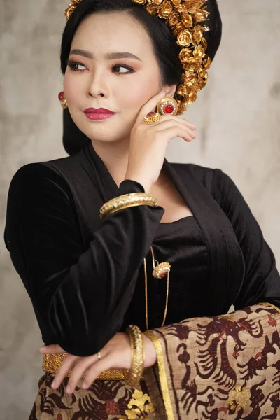 Wanita cantik mengenakan mahkota Payas, perhiasan dan Kebaya Bali — Stok Foto