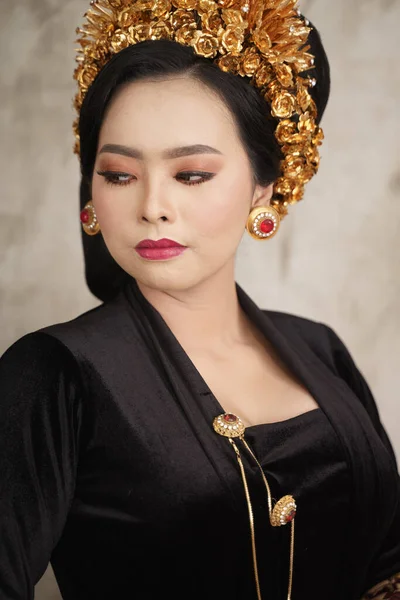 Schöne Frau trägt balinesische Payas und Kebaya — Stockfoto