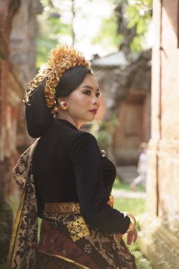 Balili bir kebaya takan kızın arkasından.