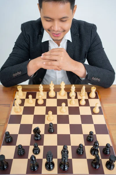 Ritratto di un uomo sorridente con pezzi di scacchi — Foto Stock