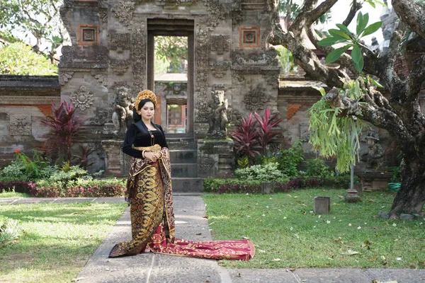 Egzotyczna kobieta ubrana w balijskie kebaya i tkaniny Endek — Zdjęcie stockowe