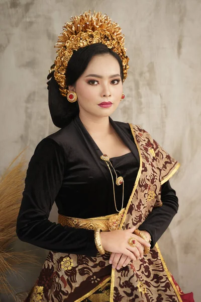 Nő visel Payas korona, ékszerek és Balinese Kebaya beltéri — Stock Fotó