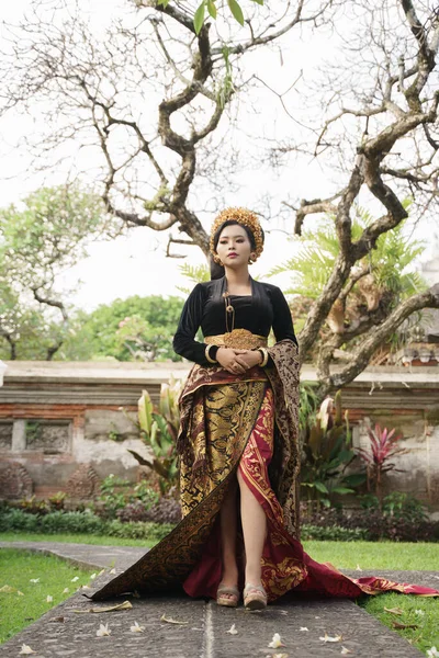 Mulher vestindo kebaya balinês com árvores no fundo — Fotografia de Stock