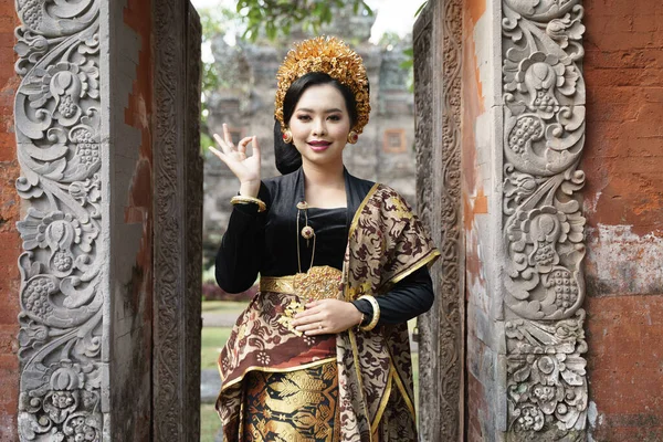 Mulher vestindo vestido balinês tradicional com gesto ok — Fotografia de Stock