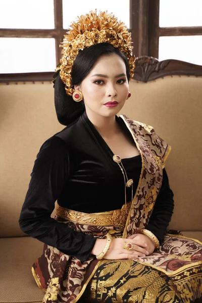 Woman sitting wearing jewellery, Payas crown and Balinese Kebaya — Stock Photo, Image