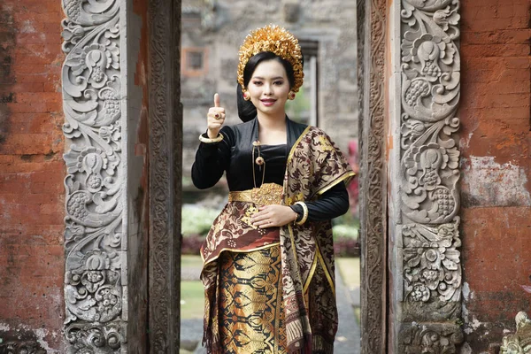 Frau in traditioneller balinesischer Kleidung mit erhobenem Daumen — Stockfoto
