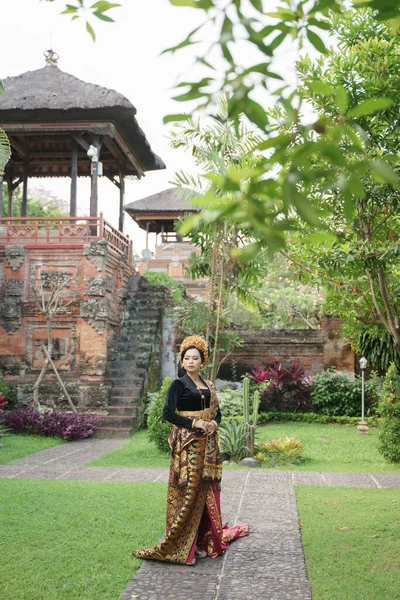 Γυναίκα φορώντας Balinese kebaya στέκεται με φόντο το ναό — Φωτογραφία Αρχείου