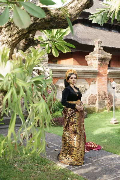 Frau mit balinesischem Kebaya steht im Garten — Stockfoto