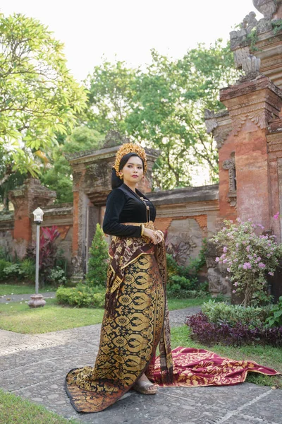 Indonéz nő balinéz kebayát visel és szőtt ruhát — Stock Fotó