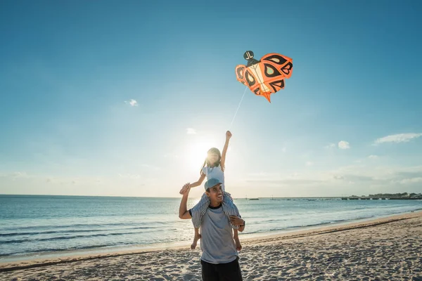 Ευτυχισμένος μπαμπάς και κόρη πετούν χαρταετό μαζί στην παραλία — Φωτογραφία Αρχείου