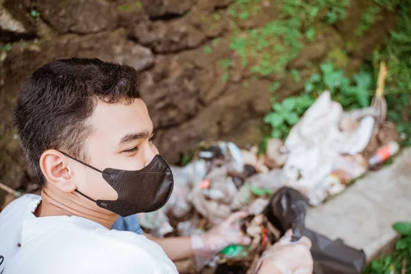 Relawan muda menjaga lingkungan bersih dengan mengambil sampah — Stok Foto