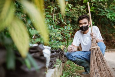 Genç gönüllüler çöpleri toplayarak çevreyi temiz tutuyorlar.